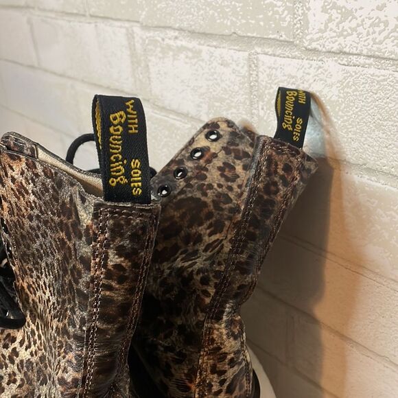 RARE Dr. Martens 14610 10 loophole laceup Leopard Printed Boots FLAW - Picture 3 of 10